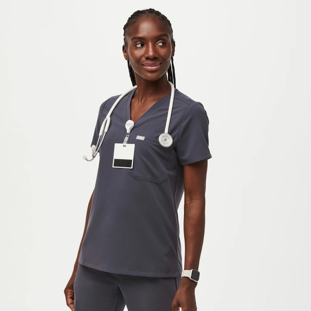 Figs Catarina One-Pocket Scrub Top (Charcoal)